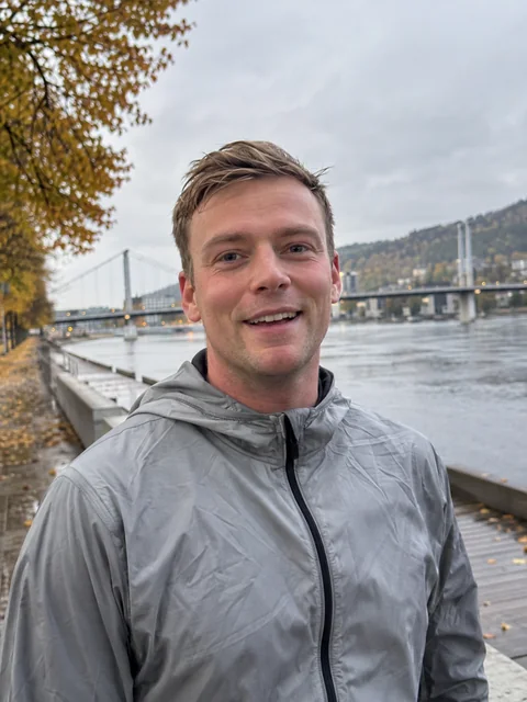Sindre Marius Nilsen ute ved Drammenselva